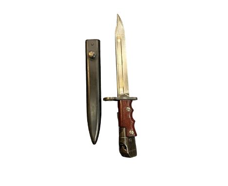 Lee Enfield No. 7 rifle single-blade bayonet swivel action, with metal scabbard. Blade marked No. 7 MK 1/1 and P 1948 to reve