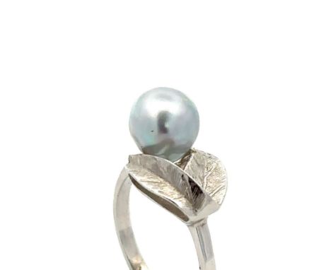 A silver pearl set in a leaf design ring stamped 14K. Size K. Approx 3g.Please see sale description/information for condition