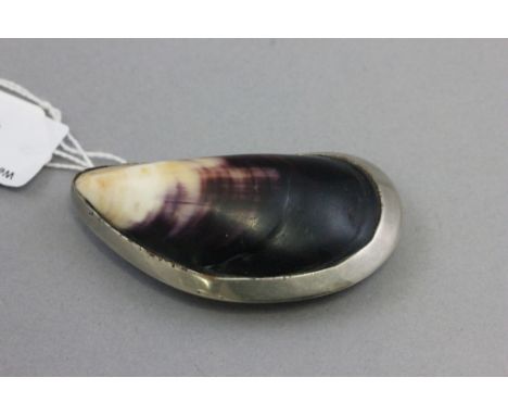 Antique snuff box in the form of a mussel shell