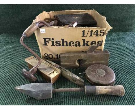 A box of vintage hand tools, wood planes, spirit levels, rules, boxed Primus stove and bench top grinder etc.