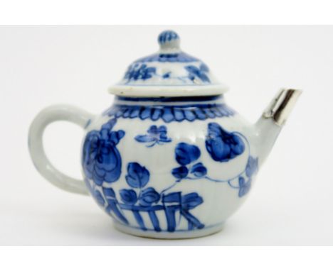 18th Cent. Kangxi tea pot in porcelain with blue-white flower and butterfly decor and with silver spout || Achttiende eeuwse 