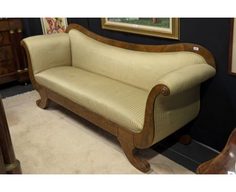 19th Cent. sofa with an elegant lyre shape in mahogany || Negentiende eeuwse canapee met een elegante liervorm in acajou 