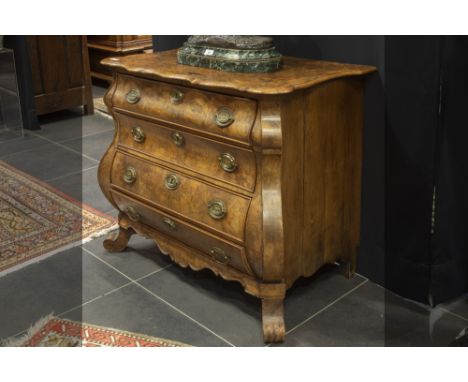 nice 18th Cent. chest of drawers in burr of walnut with double curved front and four drawers || Mooie achttiende eeuwse commo