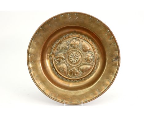 16th/17th Cent. brass baptism basin in brass with typcical embossed decor || Zestiende/ zeventiende eeuwse doopschotel in kop