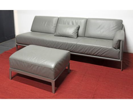 Durlet marked set of a sofa and ottoman in grey leather and metal || DURLET set van canapee en poef in zilvergrijs leder en m