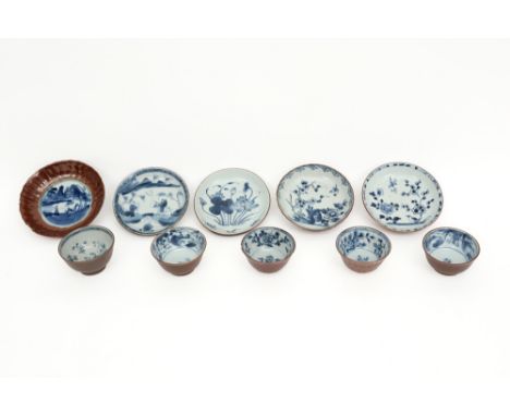 ten pieces of 18th Cent. Chinese "Capucin" porcelain with five cups and saucers with a blue-white decor || Lot achttiende eeu