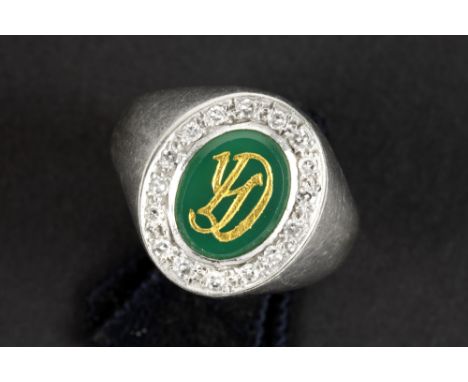 ring in white gold (18 carat) with gold initials inlaid in an oval green stone, surrounded by ca 0,20 carat of high quality 8