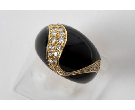 ring in yellow gold (18 carat) with black enamel and ca 0,60 carat of very high quality brilliant cut diamonds-enamel || Ring
