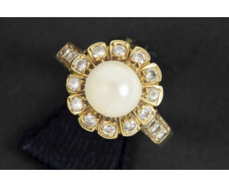 vintage ring in yellow gold (18 carat) with a white pearl and ca 0,50 carat of high quality brilliant cut diamonds || Vintage