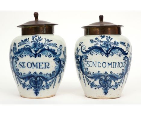 two small 18th Cent. tobacco jars in marked ceramic from Delft with a blue-white decor with certificate and invoice || Twee k