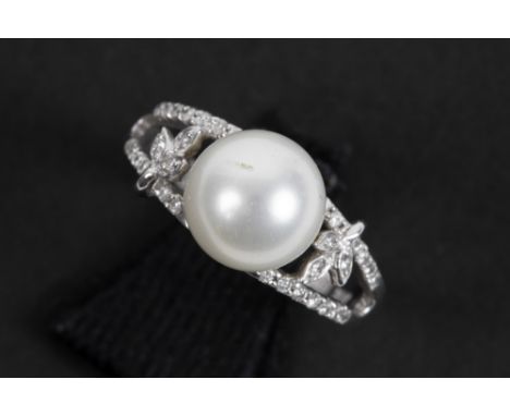 ring in white gold (18 carat) with a pearl and ca 0,20 carat of high quality brilliant cut diamonds || Ring in witgoud (18 ka