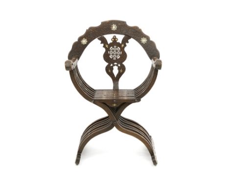 antique Syrian armchair in finely sculpted wood inlaid with mother of pearl || Antieke Syrische armstoel in fijngesculpteerd 