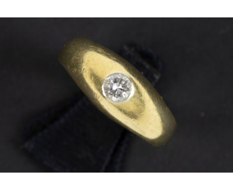 vintage ring in yellow gold (18 carat) with a ca 0,30 carat high quality brilliant cut diamond || Vintage (heren)ring in geel