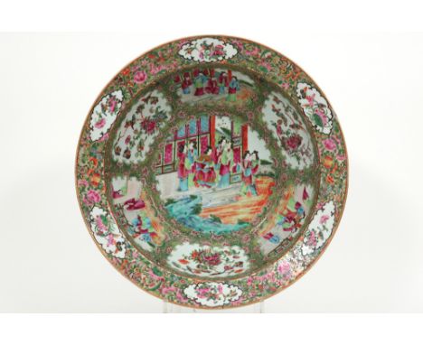 big antique bowl/basin in Chinese porcelain with Cantonese decor || Grote antieke bowl in Chinees porselein met een Cantonees