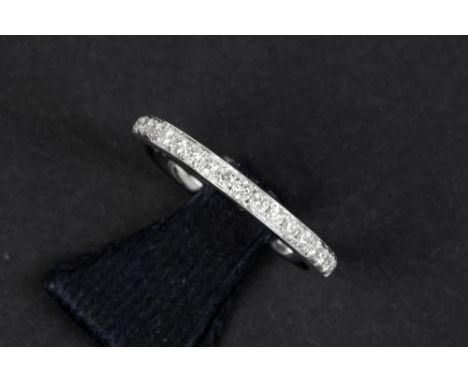 ring in white gold (18 carat) with ca 0,20 carat of high quality brilliant cut diamonds || Zgn "halve alliance" met ring in w