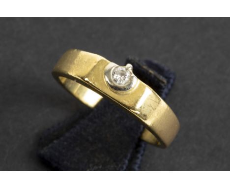 ring in yellow gold (18 carat) with an in white gold (18 carat) set ca 0,10 carat quality brilliant cut diamond || Ring in ge