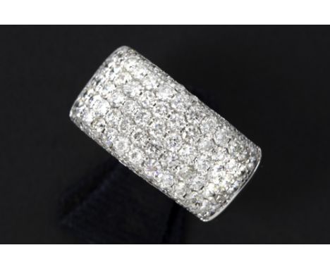 nice ring in white gold (18 carat) with ca 2,20 carat of very high quality brilliant cut diamonds || Mooie ring met bandmodel