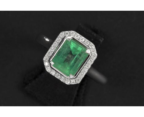 modern ring in white gold (18 carat) with a 1,58 carat Colombian emerald surrounded by ca 0,15 carat of high quality brillian