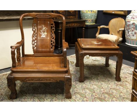 'Chinese' set of an armchair and occasional table in rose-wood with inlay in mother of pearl || 'Chinese' set van armstoel en