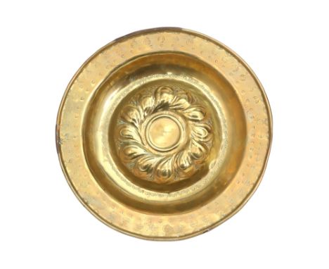 16th Cent. brass Nüremberg baptism basin in brass with typcical embossed decor || Zestiende eeuwse doopschotel uit Nuremberg 