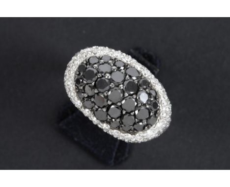 ring in white gold (18 carat) with at least 2 carat of black diamonds and white quality brilliant cut diamonds || Modieuze ri