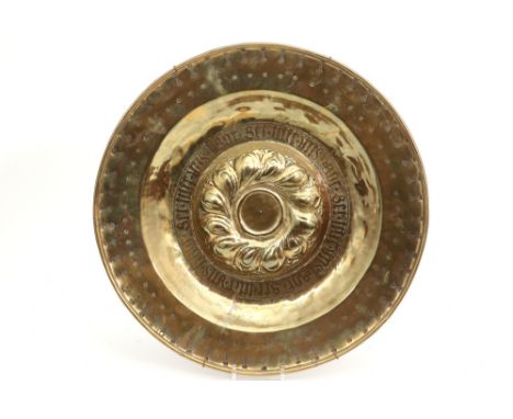16th/17th Cent. brass baptism basin in brass with typical embossed decor || Zestiende/ zeventiende eeuwse doopschotel in kope