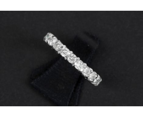 ring in white gold (18 carat) with 1,45 carat of high quality brilliant cut diamonds || Zgn "alliance à l'américaine" met rin