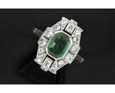 Art Deco ring presumably in palladium with a central green stone and ca 0,50 carat of old brilliant cut diamonds || Art Deco-