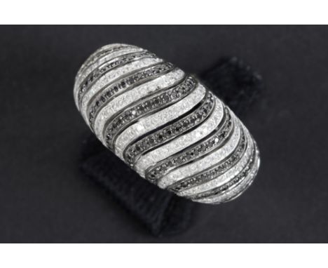 ring in white gold (18 carat) with ca 1,10 carat of black diamonds and white quality brilliant cut diamonds || Modieuze ring 