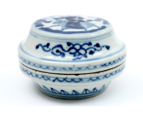 18th Cent. Chinese lidded snuff or pill box in porcelain with a blue-white decor with figures || Achttiende eeuwse gedekselde