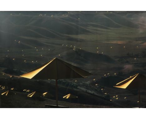 Christo &amp; Jeanne-Claude signed photo print in colors with a view of "The Umbrellas" project  || CHRISTO (1935 - 2020) fot