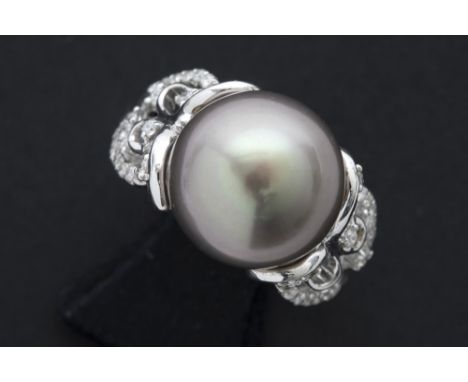 nicely made ring in white gold (18 carat) with a grey pearl and ca 0,40 carat of high quality brilliant cut diamonds || Mooi 