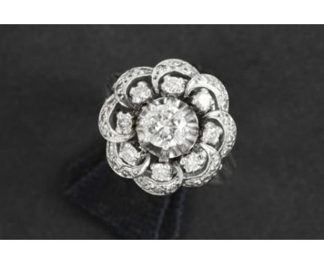 ring in white gold (18 carat) with ca 0,80 carat of high quality brilliant cut diamonds-high quality brilliant cut diamonds |