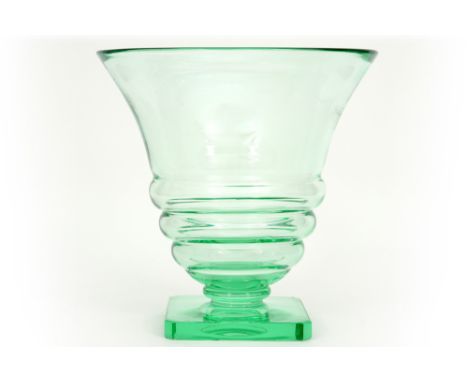 Daum France Nancy signed Art Deco vase in light green crystal || DAUM FRANCE NANCY mooie tulpvormige Art Deco-vaas in typisch