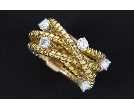 fashionable ring in pink gold (18 carat) with ca 0,90 carat of high quality brilliant cut diamonds || Modieuze ring met vijf 