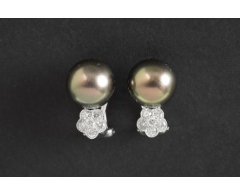 pair of earrings in white gold (18 carat) each with a grey pearl and brilliant - in total : 0,32 carat of high quality brilli