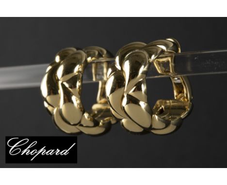 pair of Chopard signed earrings in yellow gold (18 carat) - with their original box || CHOPARD paar oorbellen in geelgoud (18