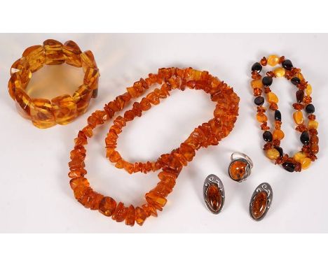 Konvolut BernsteinschmuckZwei Ketten, ein Armband, ein Paar Ohrringe und ein Ring. Längste Kette ca. 60 cm. Gewicht zusammen 