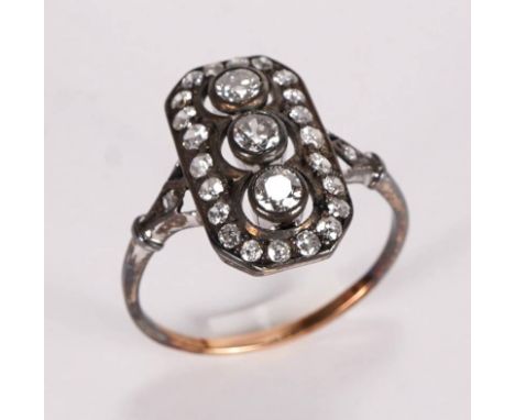 Art Deco DiamantringDeutsch 1930-er Jahre. Rotgold/Weißgold 585 (nicht punziert, geprüft). Im Ringkopf drei zentrale Diamante