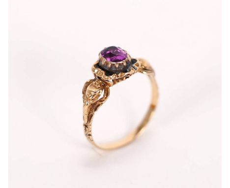 Biedermeier RingDeutsch 19. Jh. Gelbgold 750 (nicht punziert, geprüft). Dreiteilige Schiene, sich nach oben floral verbreiter