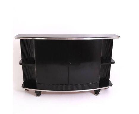 Art Deco SideboardDeutschland 1940er Jahre. Holz ebonisiert. Zweitüriges Sideboard auf niedrigen, kannelierten Füßen. Der Kor