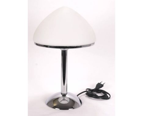 Tischlampe20. Jh. Metallischer, silberfarbener Fuß mit Kugelförmigem Stand. Weißmatter, pilzförmiger Glasüberfang mit silberf