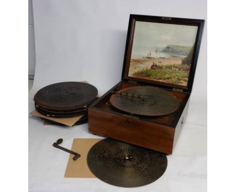 Lochplatten-PolyphonLeipzig um 1900. Kalliope Musikwerke AG. Rechteckiges Holzgehäuse mit Bezeichnung auf dem Deckel und roma