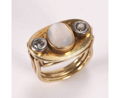 Diamant-Mondstein-Ring1980-er Jahre. Gelbgold 585 punziert. Geteilte Schiene und ovaler Kopf mit einem Mondstein und zwei in 