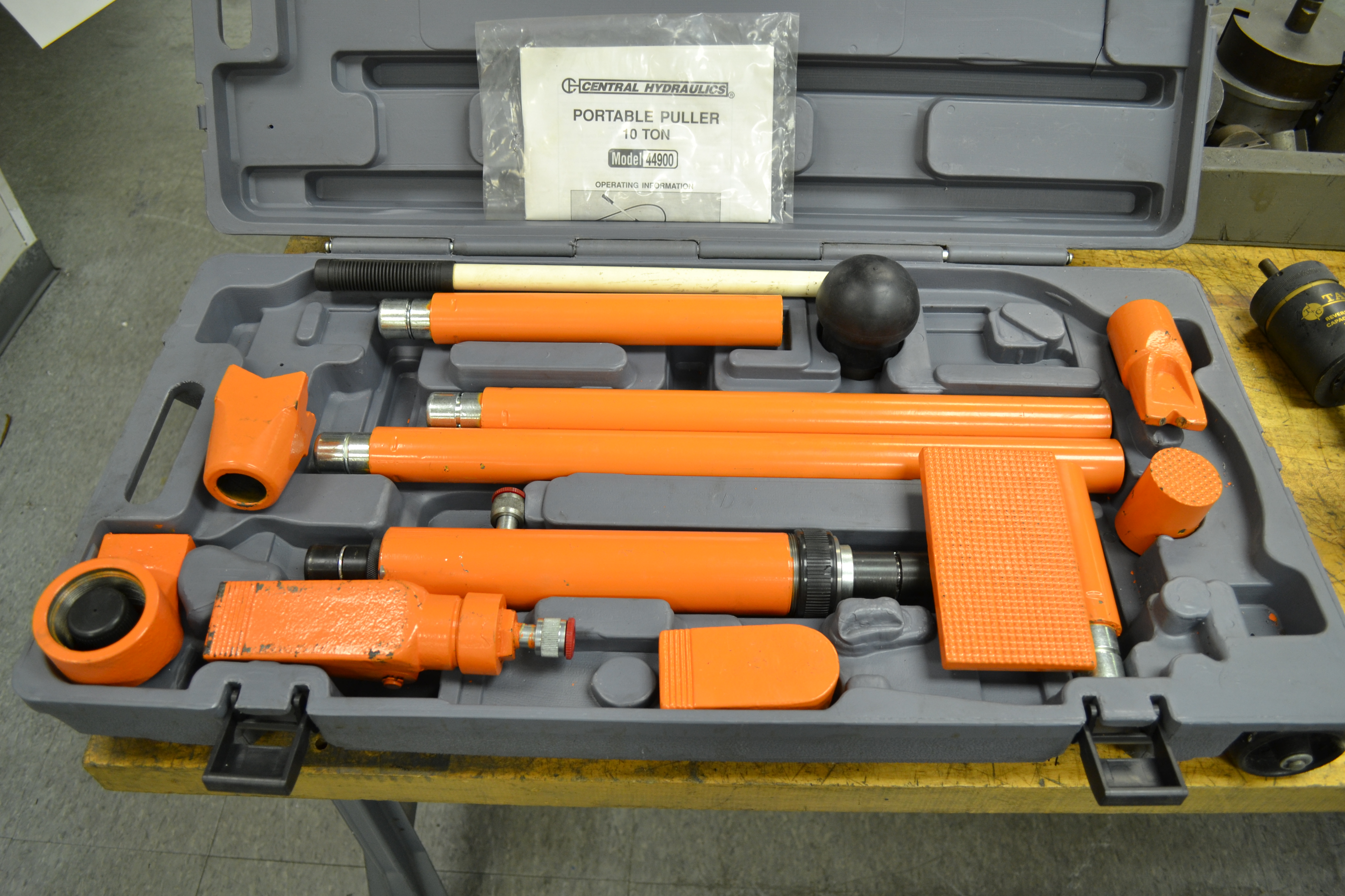 Central Hydraulics Model 44900 Portable 10Ton Puller