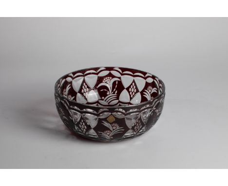 Schale Etikett: M. C., STEINSCHOeNAU, um 1920/25 Farbloses, rubinrot ueberfangenes Glas, mit sehr fein ausgefuehrten, stilisi