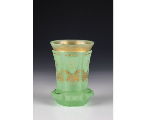 Ranftbecher aus Chrysoprasglas Boehmen M. 19. Jh. Mit Uran eingefaerbtes Alabasterglas. Passig geschliffener Stand. Gezackter