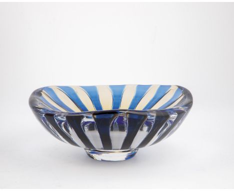 Schale in ''Ariel''- Technik Edvin Oehrstroem (Entwurf), Orrefors, 1952 Farbloses Glas, blau ueberfangen. Dekor nach Zwischen