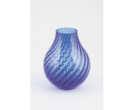 Vase V. Nason &amp; C., Murano Kobaltblaues, schraegoptisch geblasenes Glas. Orig.- Aufkleber der Manufaktur. H. 24 cm