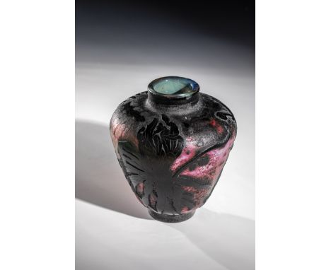 Vase Daum FrÃ¨res, Nancy, um 1896 Farbloses Glas, unterfangen mit duennem hellblauem Opal, rubinrosa und schwarz ueberfangen.